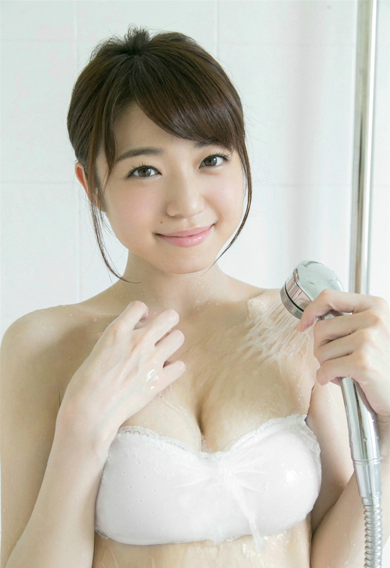 白净圆润性感巨乳美女内衣养眼极致诱惑写真
