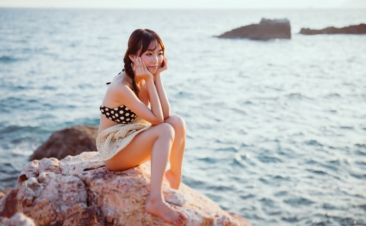 诱人大胸泳装双麻花辫00后美女风韵阳光比基尼写真