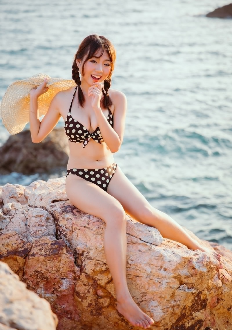 诱人大胸泳装双麻花辫00后美女风韵阳光比基尼写真