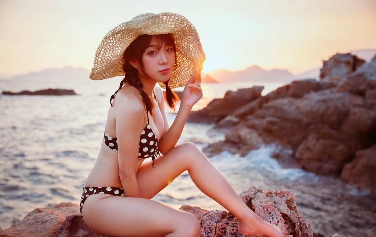 诱人大胸泳装双麻花辫00后美女风韵阳光比基尼写真