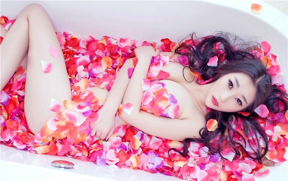 花瓣浴的性感散发女神巨乳风韵白皙动人