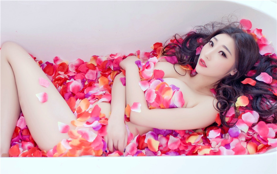 花瓣浴的性感散发女神巨乳风韵白皙动人