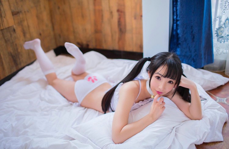 性感小腰双马尾辫刘海小美女私房翘臀巨乳写真