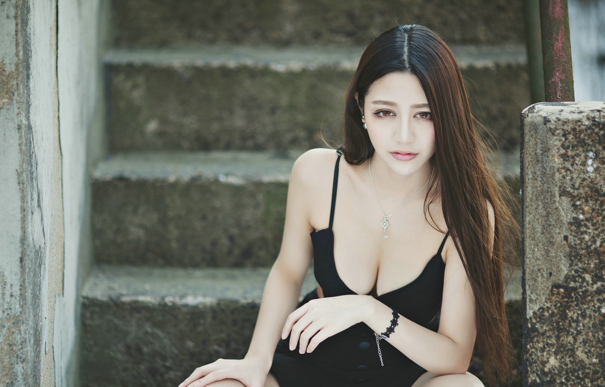 中分长发风情美女吊带上衣露胸脯阳光写真