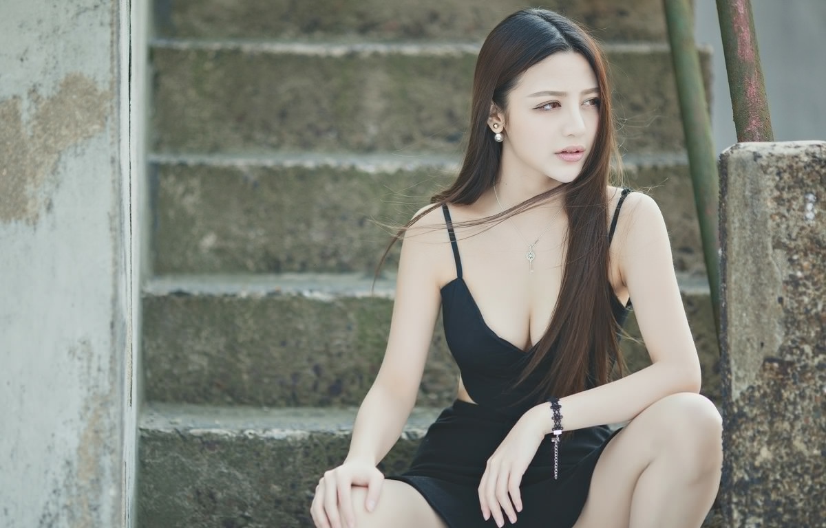 中分长发风情美女吊带上衣露胸脯阳光写真