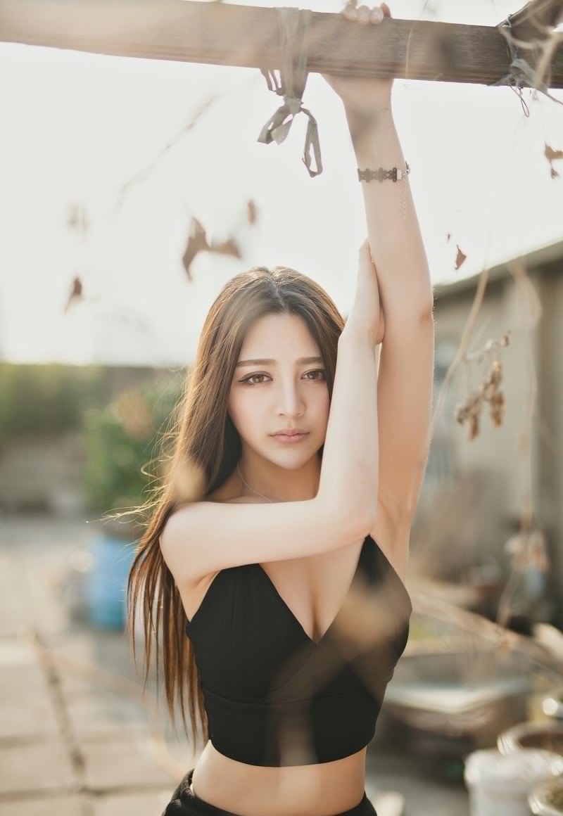 中分长发风情美女吊带上衣露胸脯阳光写真