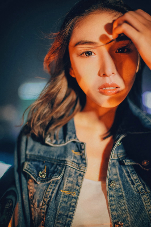 高楼上的咬唇颓废美女牛仔背心隐约现乳沟