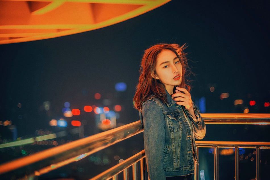 高楼上的咬唇颓废美女牛仔背心隐约现乳沟