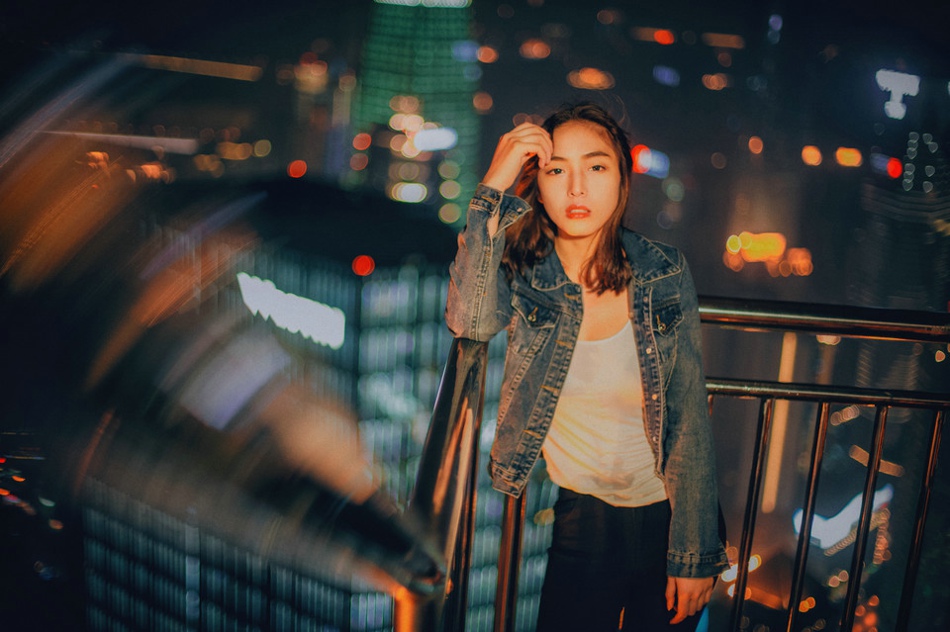 高楼上的咬唇颓废美女牛仔背心隐约现乳沟