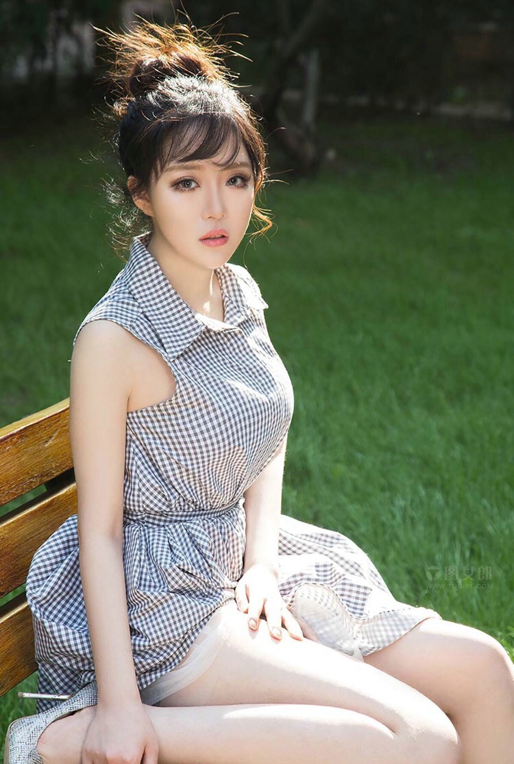 好身材的丰满熟女小露美胸养眼十足