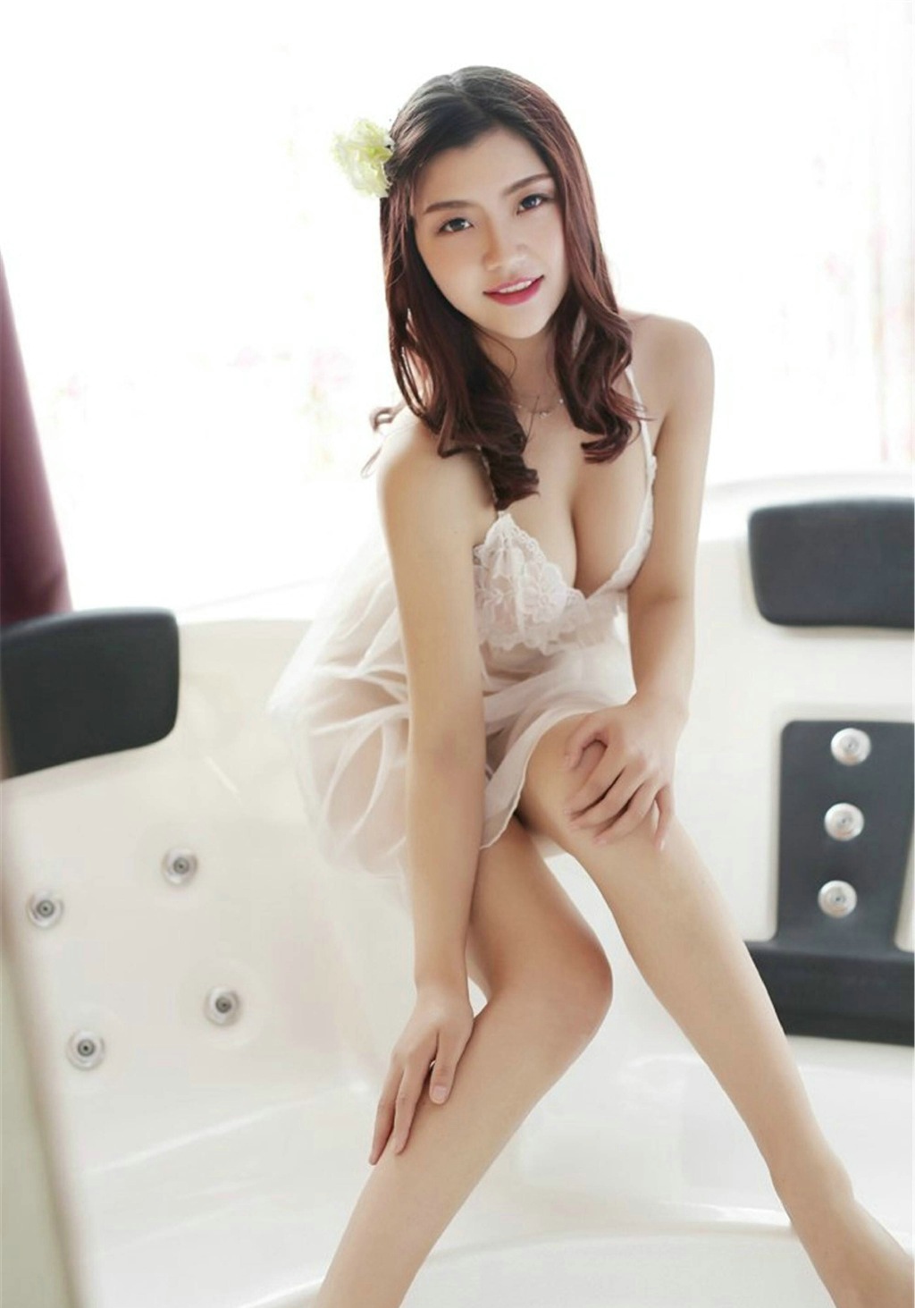 美女御姐半透明性感睡衣露乳沟写真