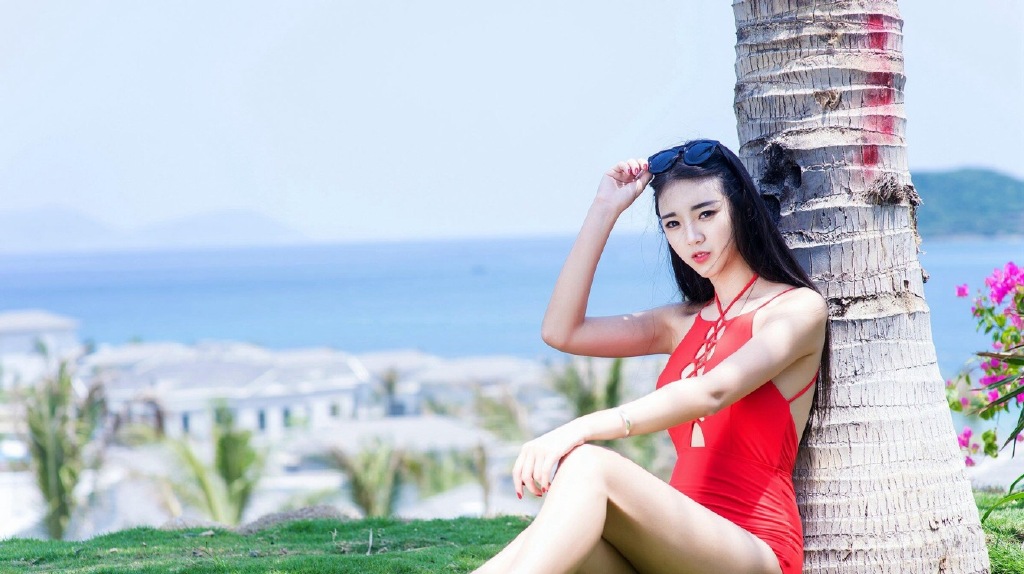 长发美女连体比基尼阳光魅力迷人写真