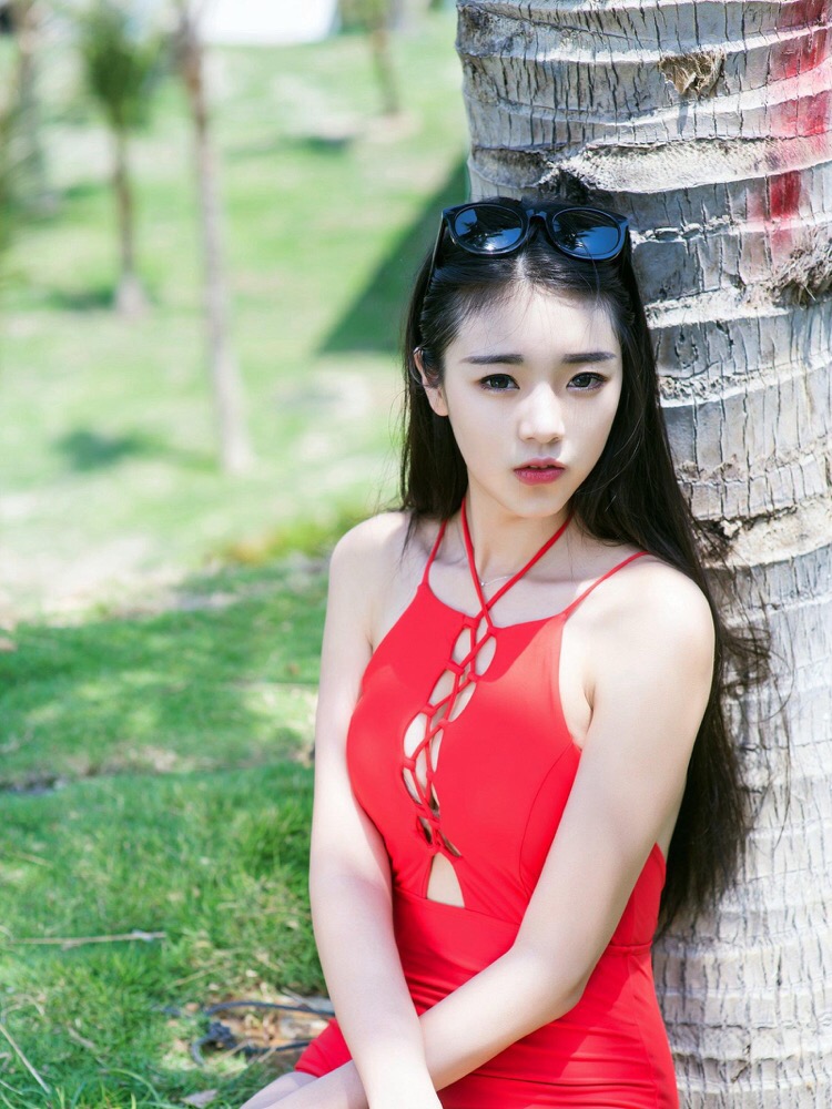 长发美女连体比基尼阳光魅力迷人写真