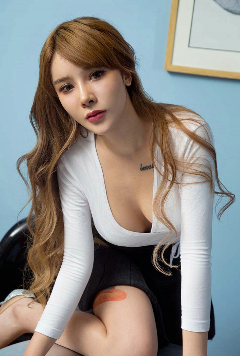 大胸开胸装迷你裙美女前凸后翘风韵迷人写真
