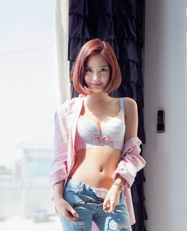 可爱清纯短发姑娘品味性感内衣私房阳光写真