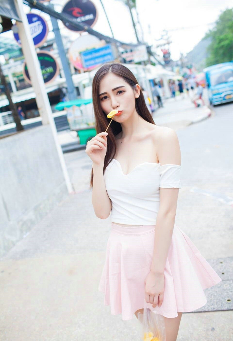 低胸短裙美女露香肩秀白皙性感的乳沟