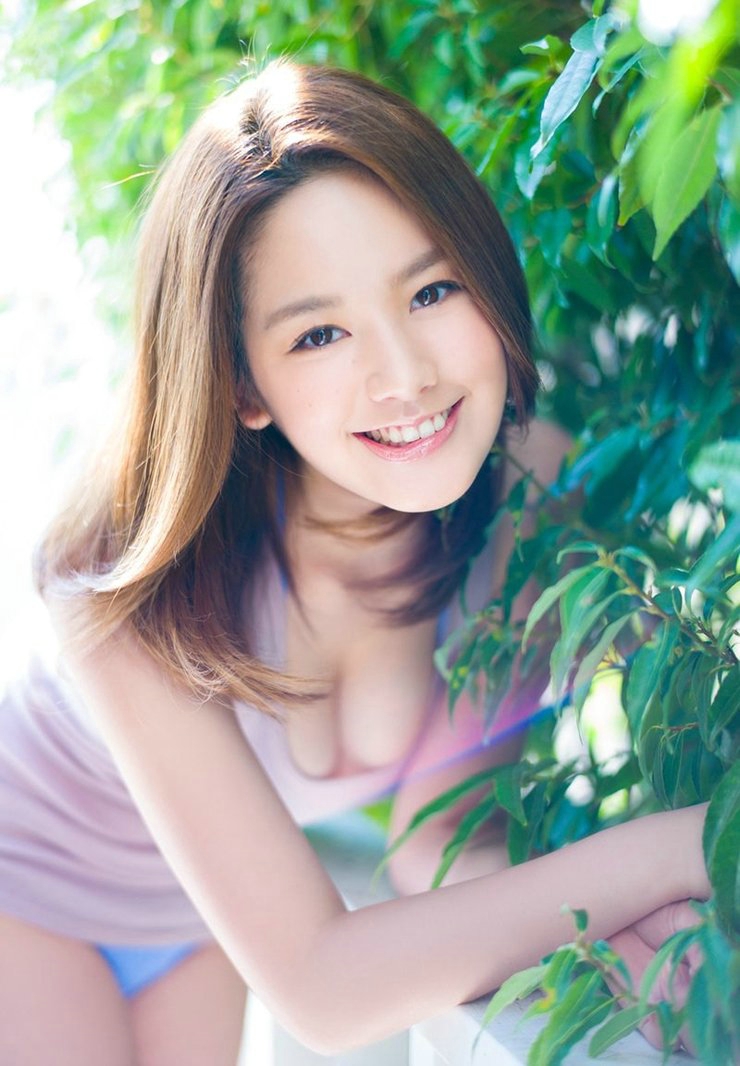 甜美尤物户外曼妙身躯丰腴肉感写真