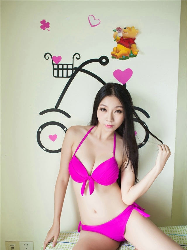 妖娆美女小狮粉红比基尼美胸私房诱惑照