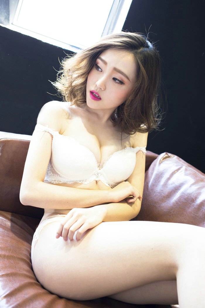 高挑美女内衣丰满大奶沙发上婀娜多姿