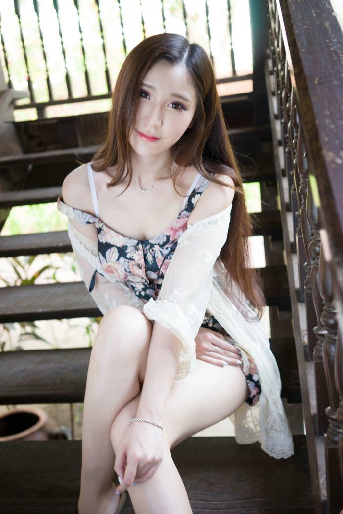 气质女神淼淼户外连衣裙酥胸养眼风情万种