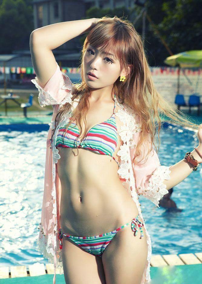 露脐性感美女泳池湿身比基尼写真