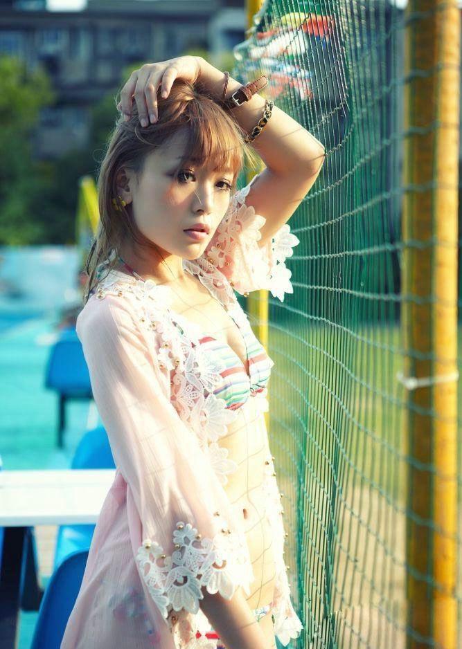 露脐性感美女泳池湿身比基尼写真