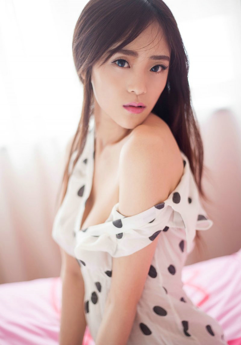 性感成熟御姐低领深V酥胸婀娜多姿