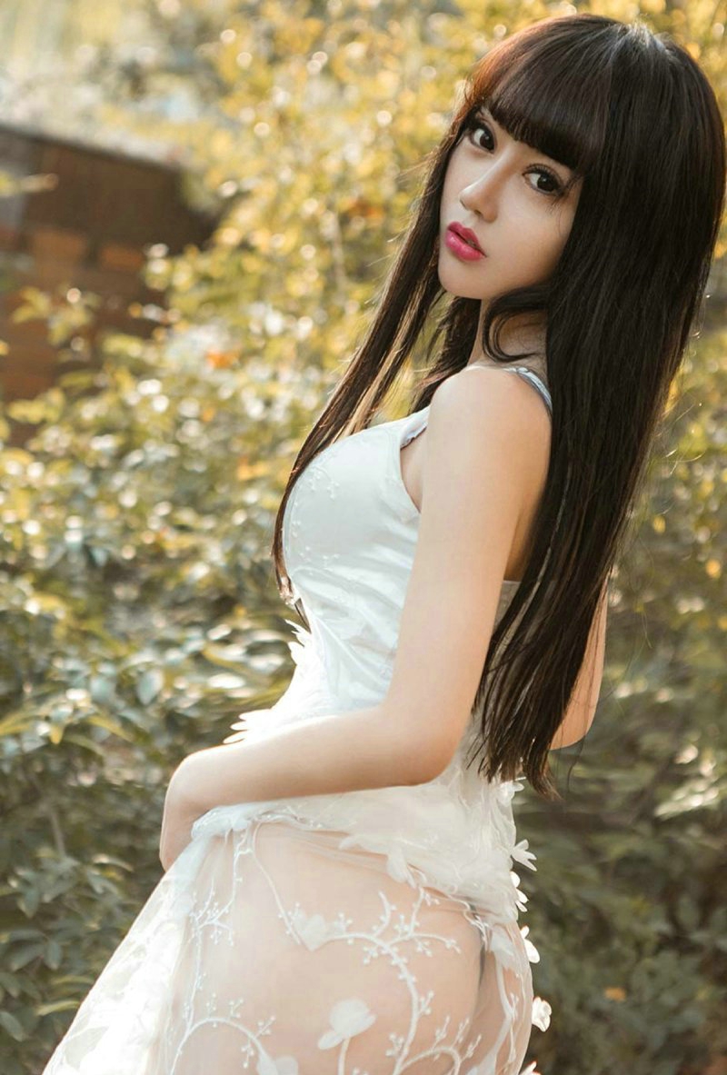 性感白裙深V女神美乳白皙翘臀美艳写真