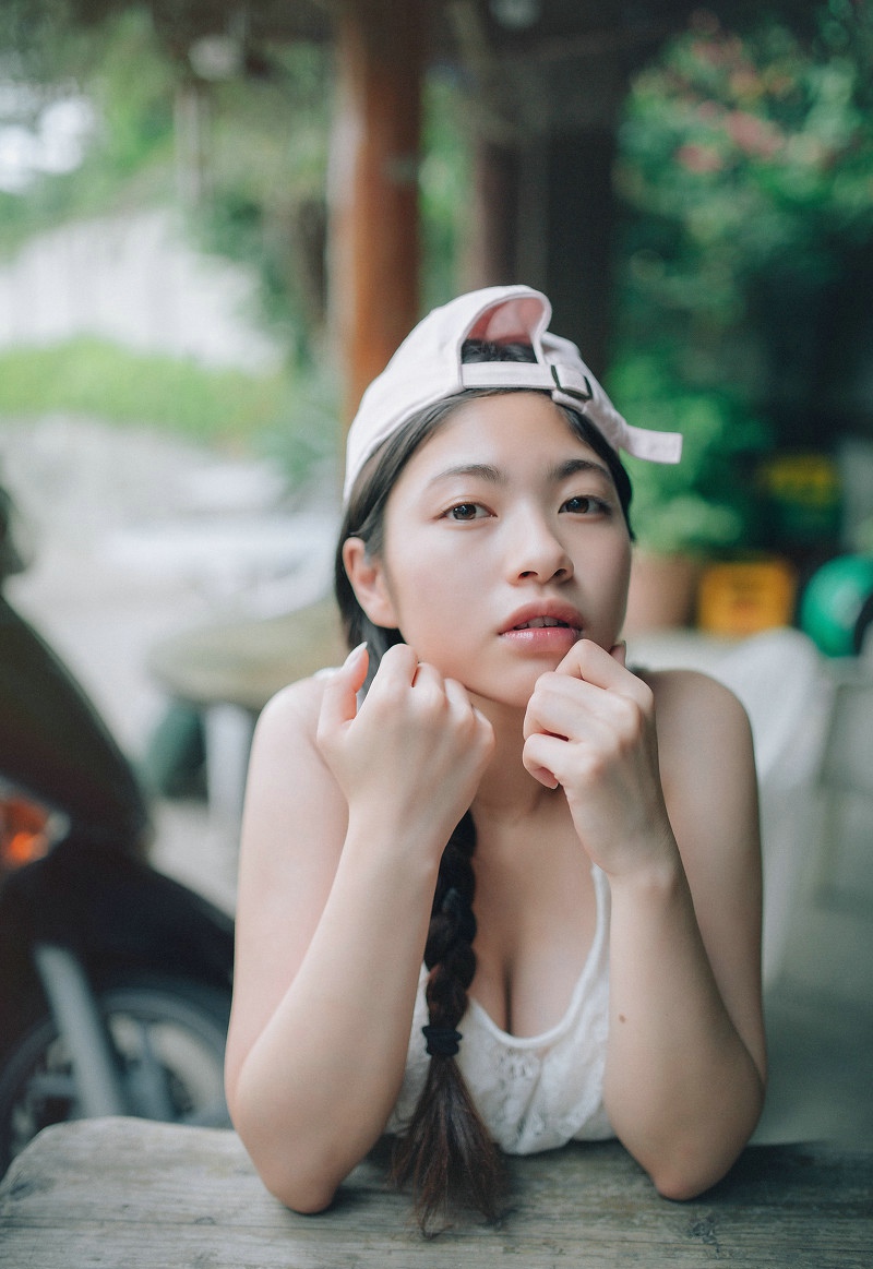 扎粗黑麻花辫的傲人上围内衣女孩活泼性感写真