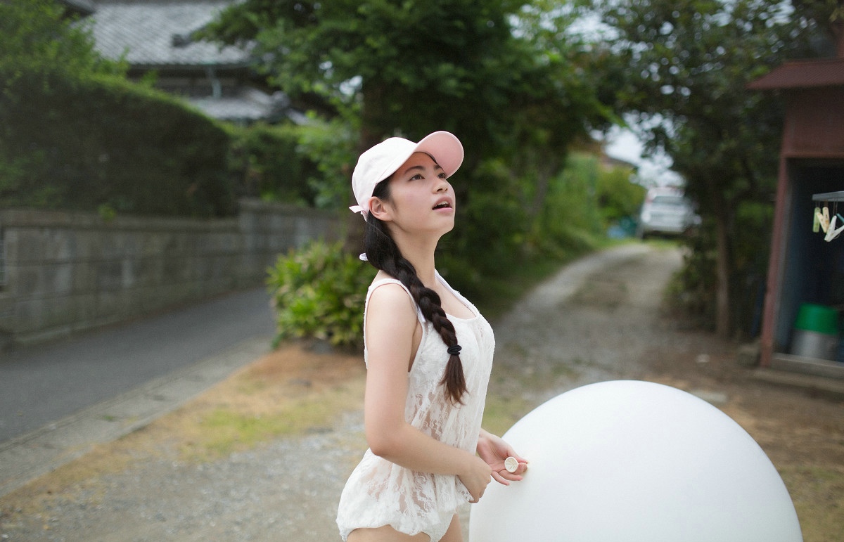 扎粗黑麻花辫的傲人上围内衣女孩活泼性感写真