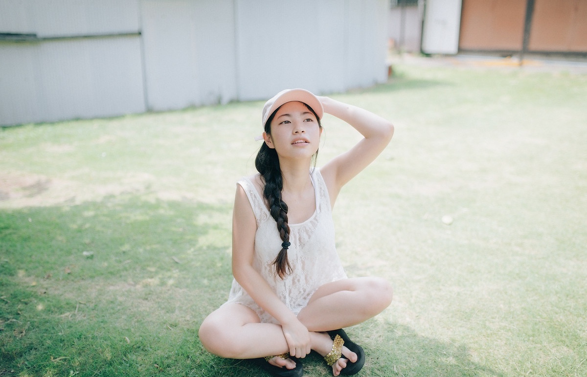 扎粗黑麻花辫的傲人上围内衣女孩活泼性感写真