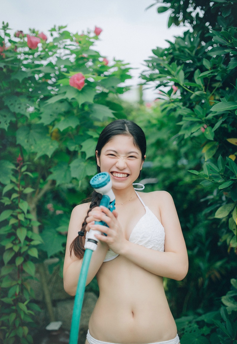 扎粗黑麻花辫的傲人上围内衣女孩活泼性感写真