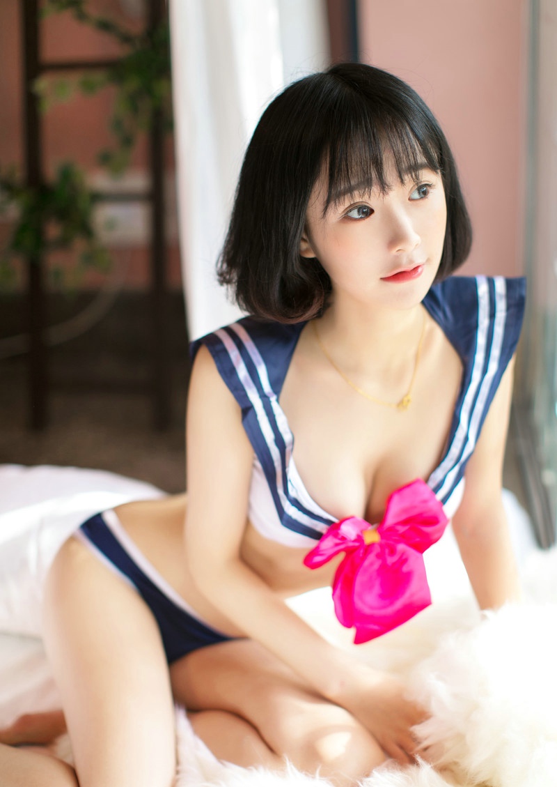 短发性感女孩着可爱制服露脐诱惑床上写真