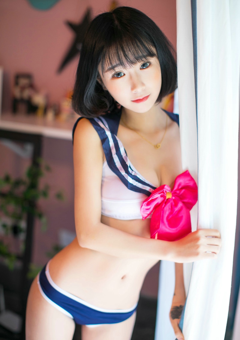 短发性感女孩着可爱制服露脐诱惑床上写真
