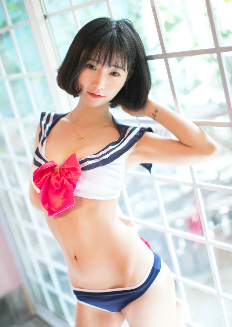 短发性感女孩着可爱制服露脐诱惑床上写真