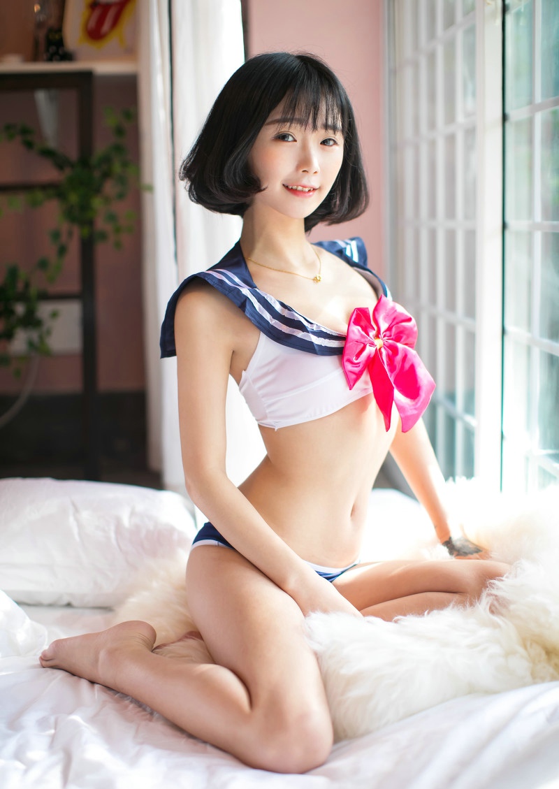 短发性感女孩着可爱制服露脐诱惑床上写真