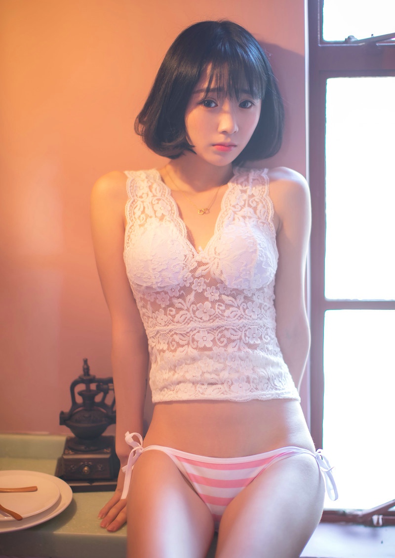 短发性感女孩着可爱制服露脐诱惑床上写真