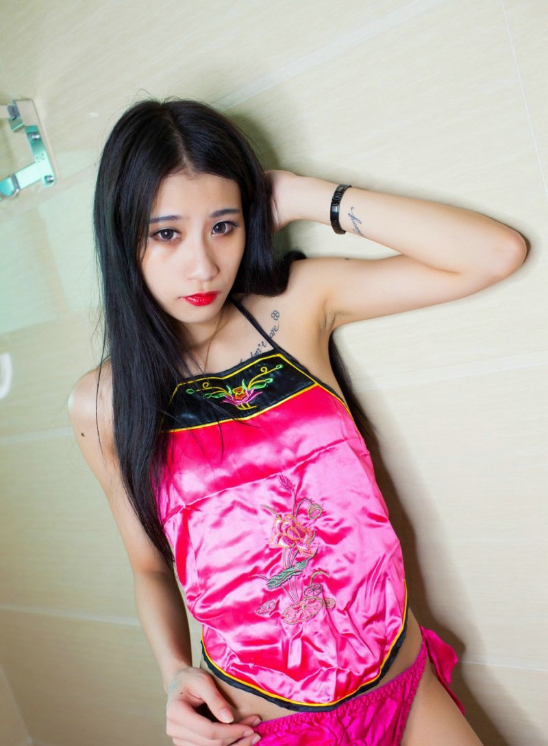肚兜美女黄炜婷Tina酥胸妖艳魅人写真