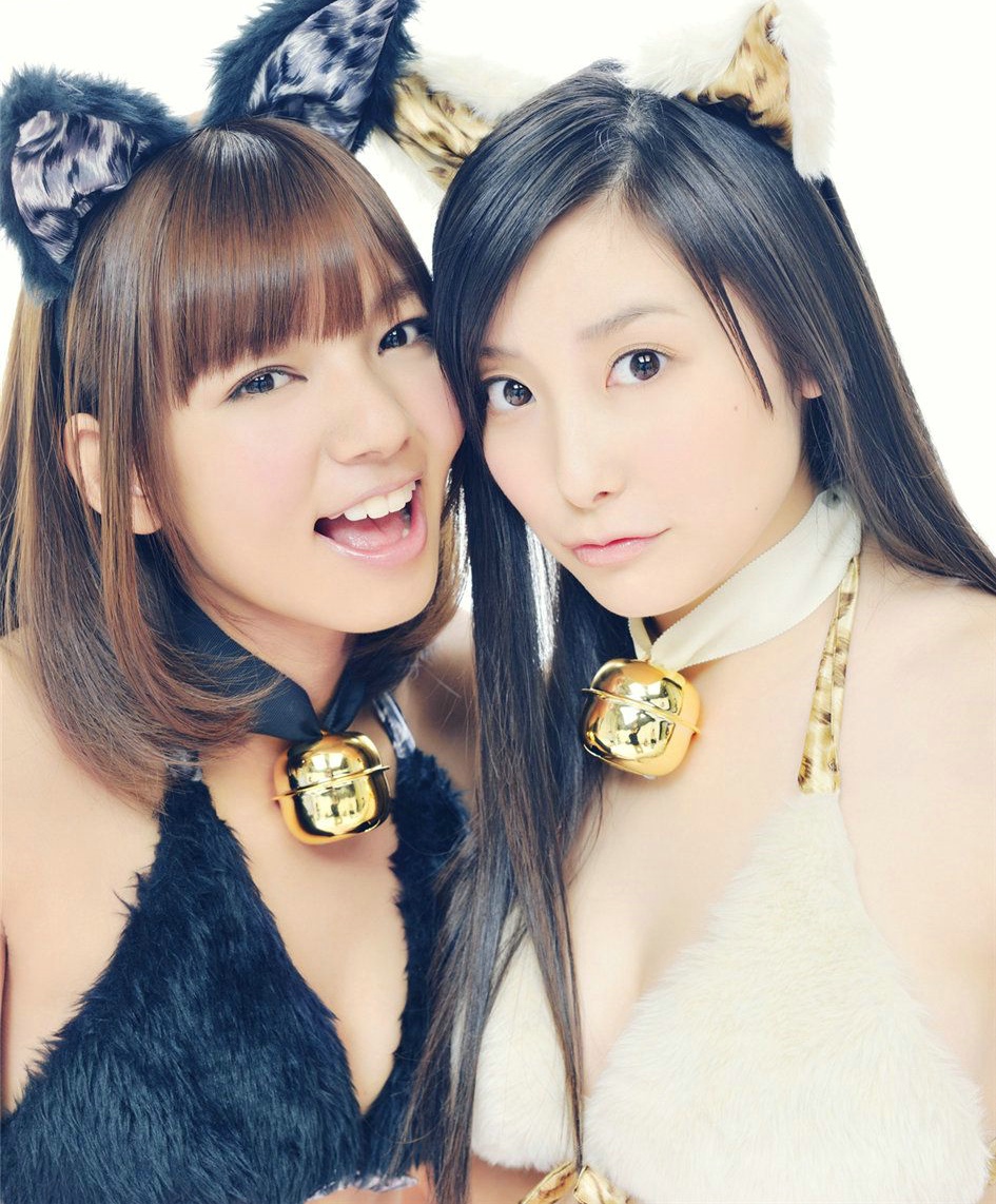 日本可爱猫女郎百合姐妹性感比基尼写真