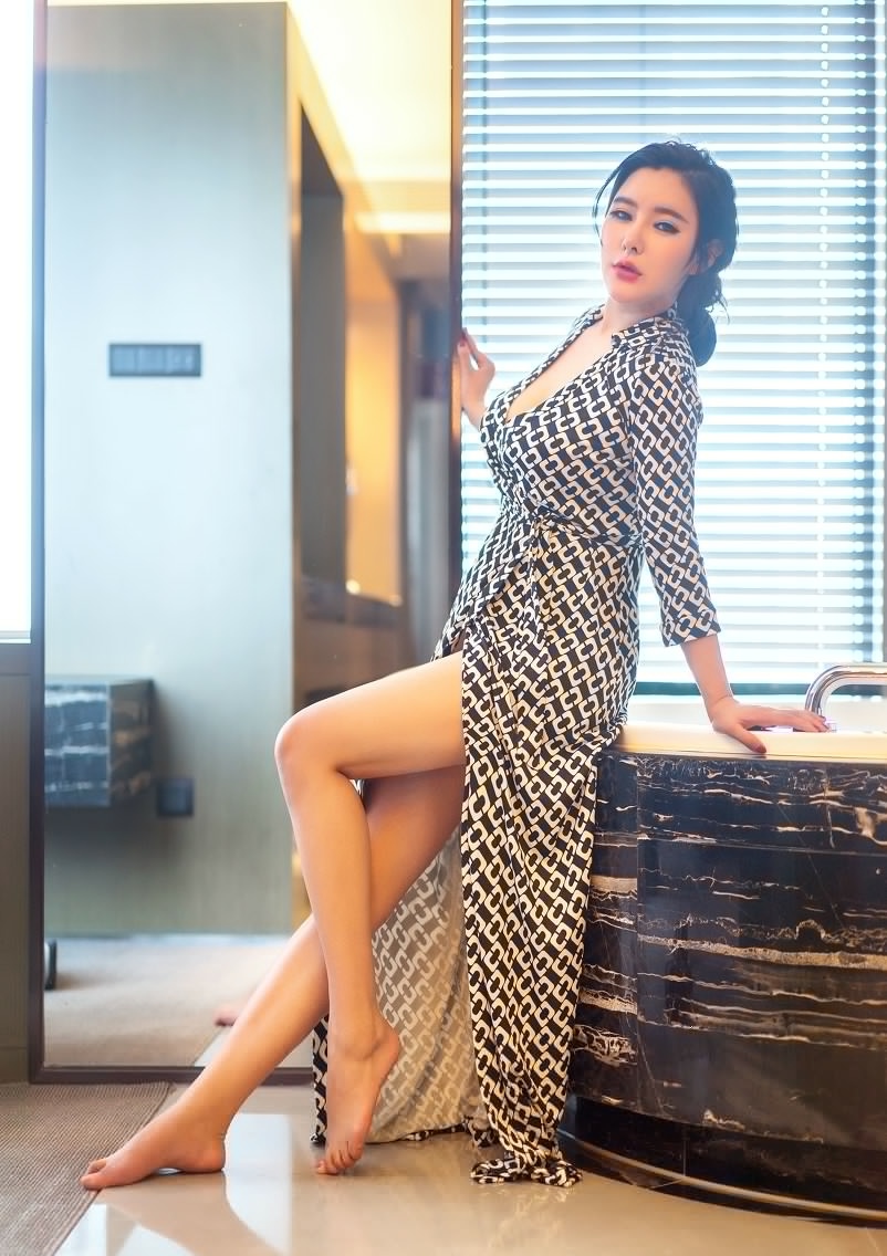 傲人上围的性感女神小露美胸气质逼人