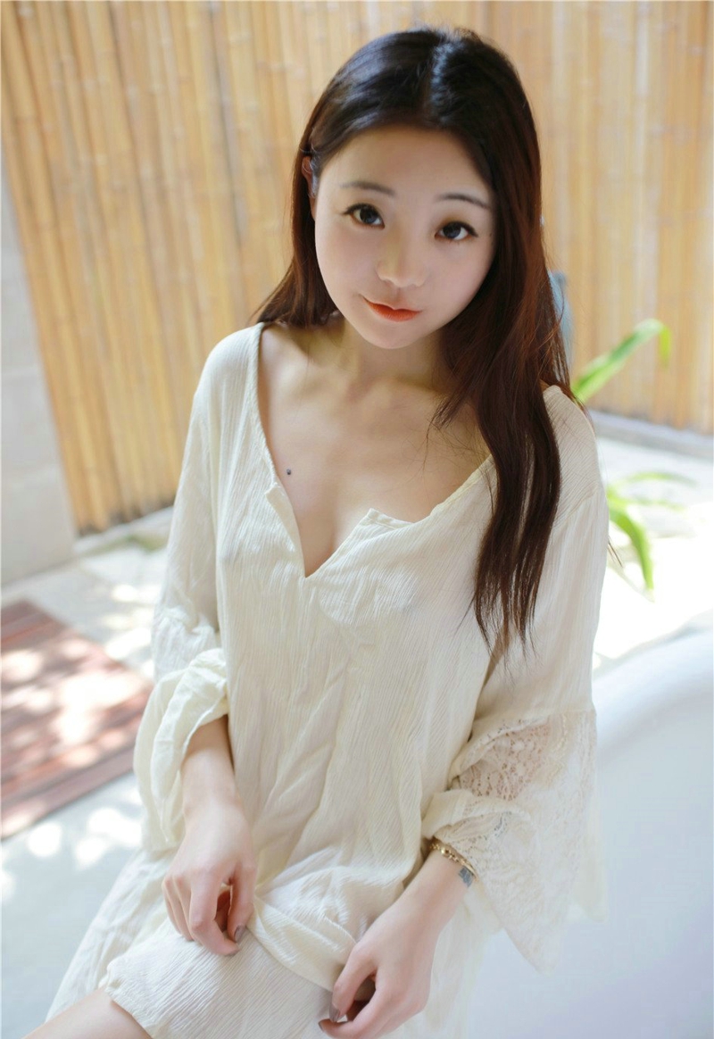浴缸内的性感妹子深V爆乳肥臀诱惑撩人写真