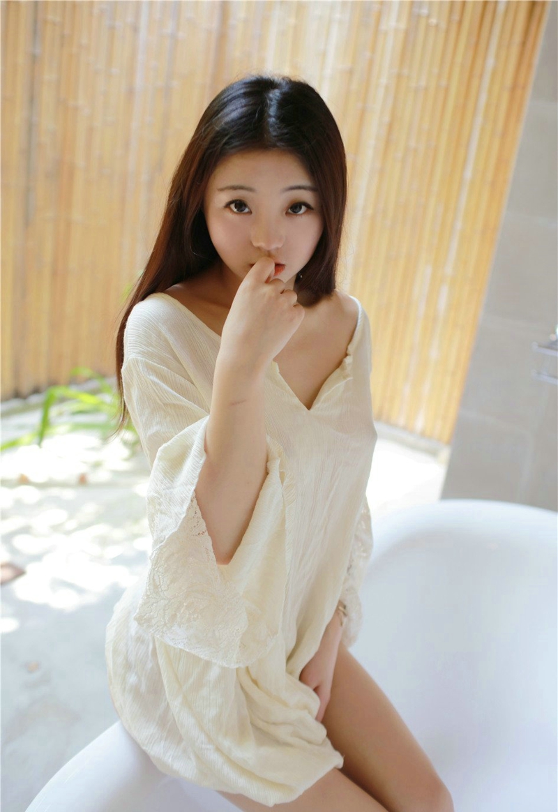 浴缸内的性感妹子深V爆乳肥臀诱惑撩人写真