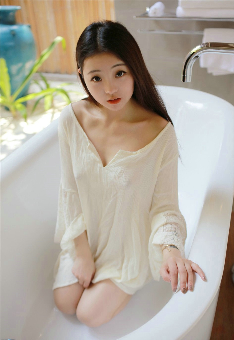 浴缸内的性感妹子深V爆乳肥臀诱惑撩人写真