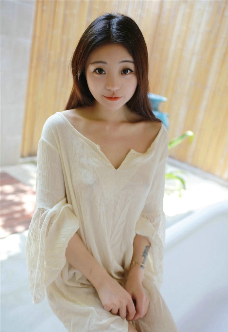 浴缸内的性感妹子深V爆乳肥臀诱惑撩人写真