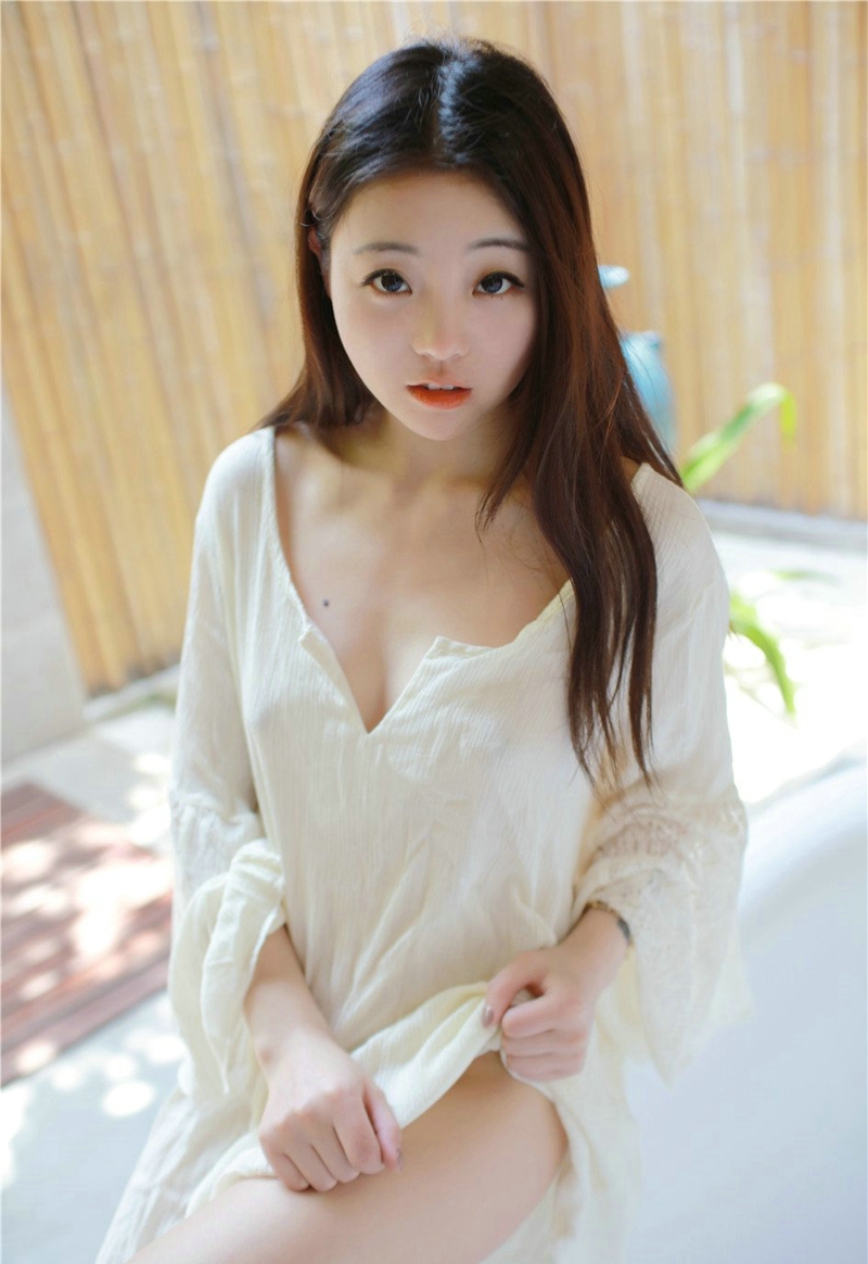 浴缸内的性感妹子深V爆乳肥臀诱惑撩人写真