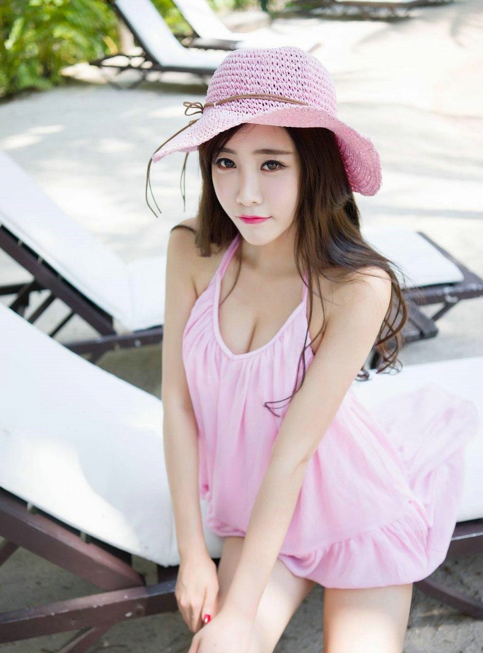 性感美女程小烦粉嫩连衣裙温馨阳光气质写真