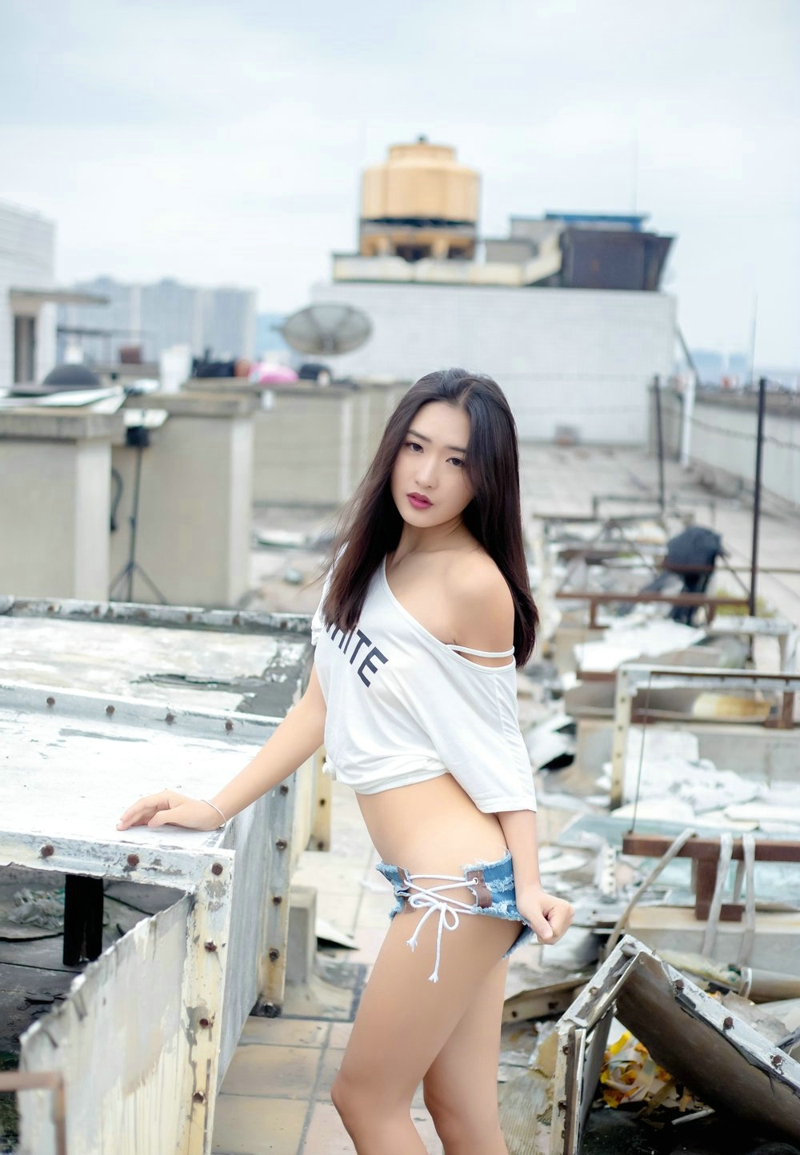 90后美女周琰琳LIN极致性感翘臀写真