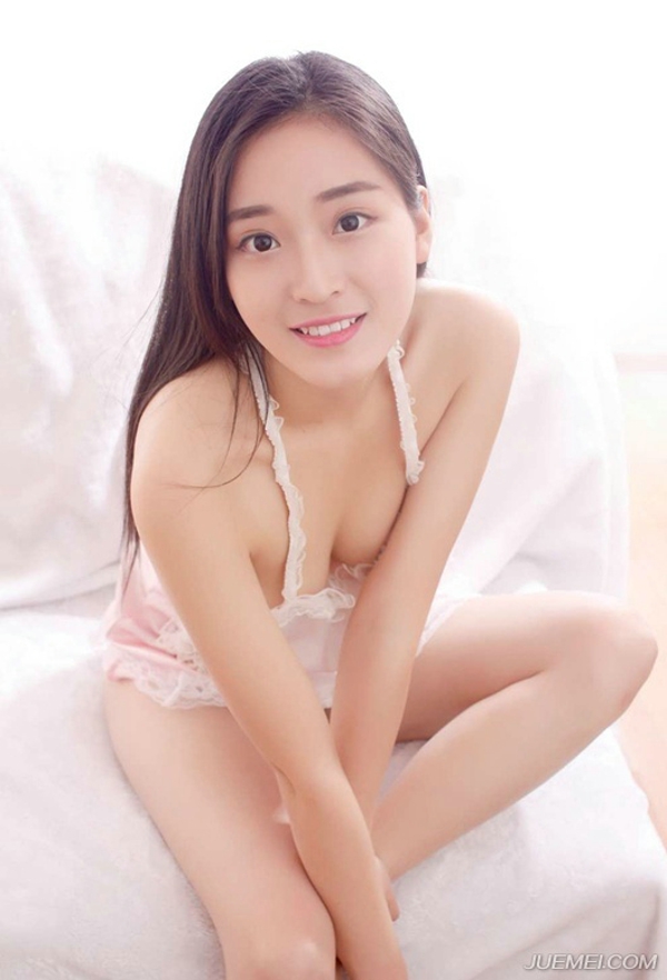 粉色女生大秀丝滑美背极致诱惑写真