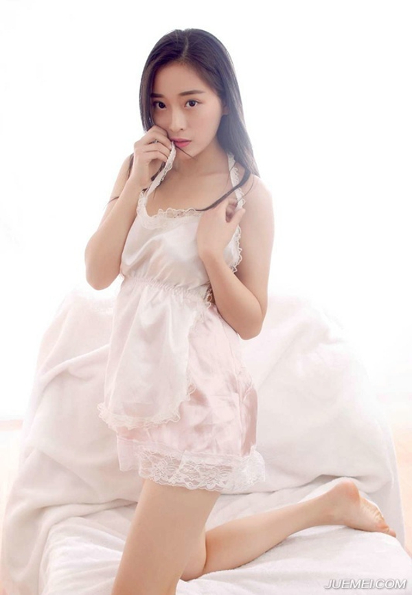 粉色女生大秀丝滑美背极致诱惑写真
