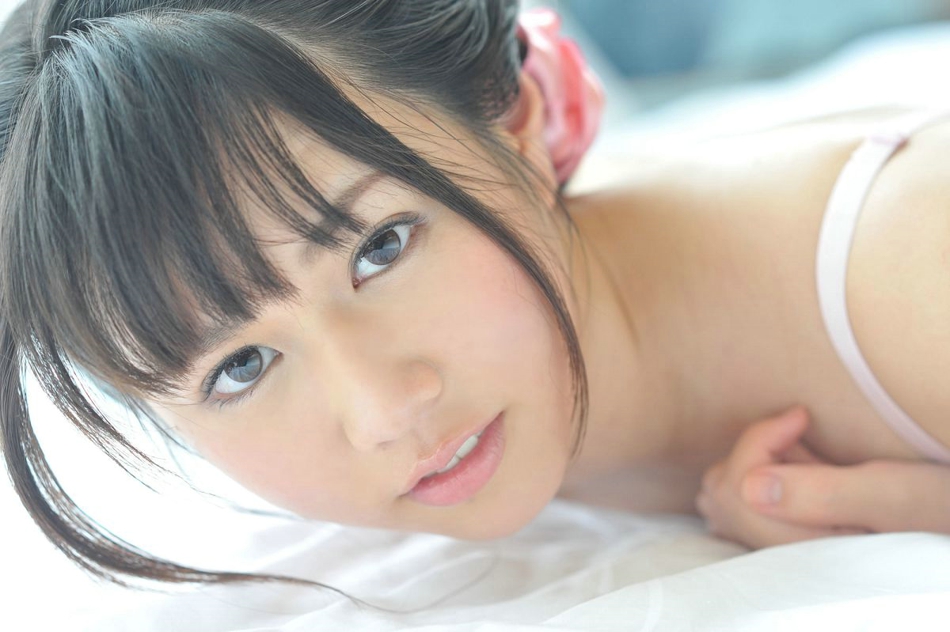 气质迷人的泳衣长发美女风韵美胸诱惑写真